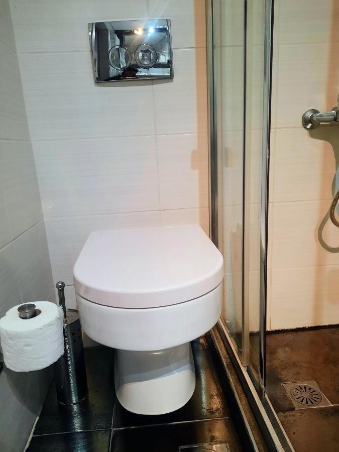 One Bedroom New With Large Living Atény